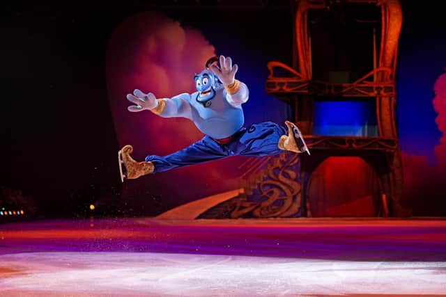 The genie from aladdin dancing on the ice (photo: Feld Entertainment, ©Disney, ©Disney/Pixar)