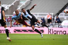 West Ham United's Czech midfielder Tomas Soucek (L) fights for the ball with Newcastle United's English defender Jamaal Lascelles during the English Premier League football match between Newcastle United and West Ham United at St James' Park in Newcastle-upon-Tyne, north east England on July 5, 2020. (Photo by LAURENCE GRIFFITHS / POOL / AFP) / RESTRICTED TO EDITORIAL USE.
