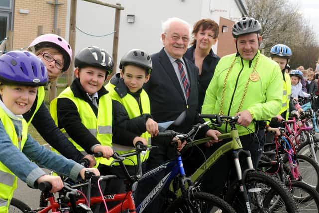 Councillor Bill Brady with pupils taking part in cycling proficiency test with pupils at Forest View Primary School, joined by then-mayor Ernest Gibson, and head teacher Mrs Cheryl Ward.