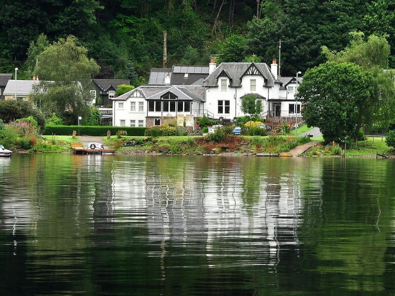Occupying a beautiful location on the banks of Loch Earn, in the Loch Lomond and Trossachs National Park, Achray House has two dog-friendly rooms to book and pets are welcome in the bar area for breakfast and dinner.