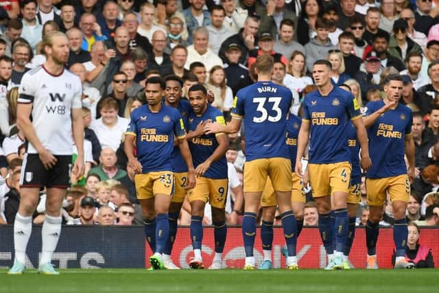 Callum Wilson of Newcastle United celebrates with team mates after scoring their sides first goal during the Premier League match between Fulham FC and Newcastle United at Craven Cottage on October 01, 2022 in London, England. (Photo by Tom Dulat/Getty Images)