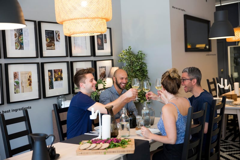 Up to six people can meet indoors in a cafe, restaurant, bar etc… from Monday this can be from three different households. In Level 3, only two different households were permitted to meet indoors in hospitality. (Photo by Dan Kitwood/Getty Images)