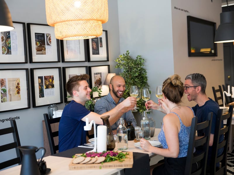 Up to six people can meet indoors in a cafe, restaurant, bar etc… from Monday this can be from three different households. In Level 3, only two different households were permitted to meet indoors in hospitality. (Photo by Dan Kitwood/Getty Images)