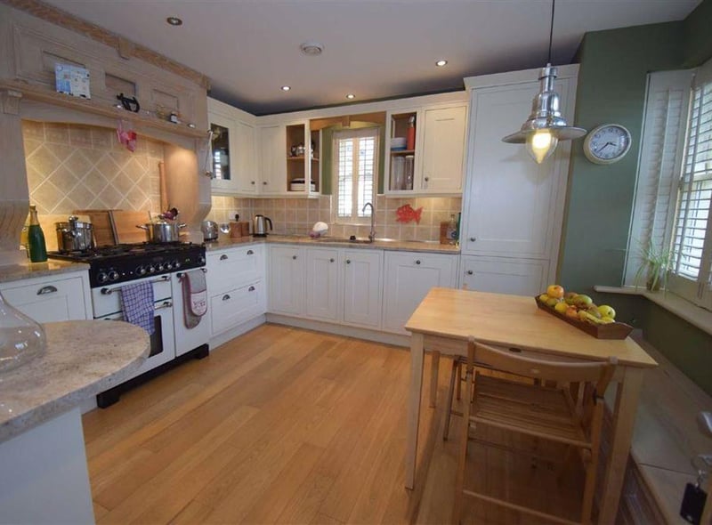 The kitchen has granite work surfaces and a breakfast bar.