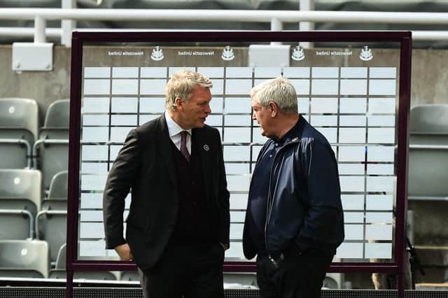 West Ham United boss David Moyes and Newcastle United head coach Steve Bruce. (Photo by DAVE ROGERS/POOL/AFP via Getty Images)