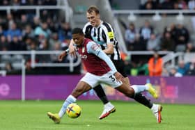 NEWCASTLE UPON TYNE, ENGLAND - OCTOBER 29: Leon Bailey of Aston Villa is challenged by Dan Burn of Newcastle United during the Premier League match between Newcastle United and Aston Villa at St. James Park on October 29, 2022 in Newcastle upon Tyne, England. (Photo by Nigel Roddis/Getty Images)