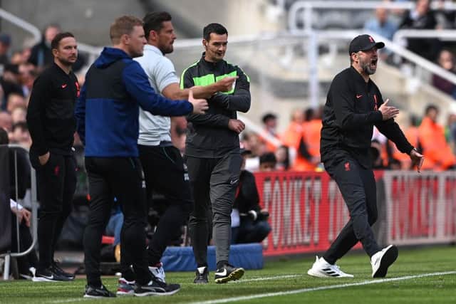 Liverpool manager Jurgen Klopp reacts on the touchline as Newcastle Head Coach Eddie Howe and assistant Jason Tindall (l) look on during the Premier League match between Newcastle United and Liverpool at St. James Park on April 30, 2022 in Newcastle upon Tyne, England. (Photo by Stu Forster/Getty Images)