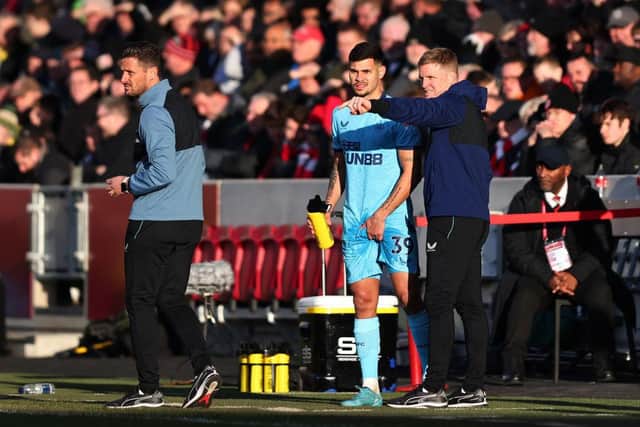 Eddie Howe and Jason Tindall give instructions to Bruno Guimaraes of Newcastle United during the Premier League match between Brentford and Newcastle United at Brentford Community Stadium on February 26, 2022 in Brentford, England. (Photo by Marc Atkins/Getty Images)