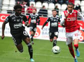 Reims' French forward Hugo Ekitike (R) fights for the ball withBrest's French defender Lilian Brassier (L) during the French L1 football match between Reims and Brest at the Auguste Delaune Stadium in Reims, on February 20, 2022. (Photo by FRANCOIS NASCIMBENI / AFP)