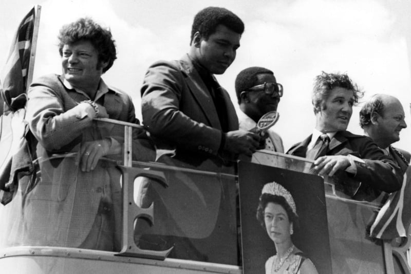 An open-top boxing tour for a boxing hero. Photo: Freddie Muddit (Fietscher Fotos) and thanks to www.southtynesidehistory.co.uk for their help.