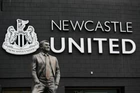 A detailed view of the statue of Sir Bobby Robson, former manager of Newcastle United outside the stadium prior to the Premier League match between Newcastle United and Brentford at St. James Park on November 20, 2021 in Newcastle upon Tyne, England. (Photo by Alex Livesey/Getty Images)