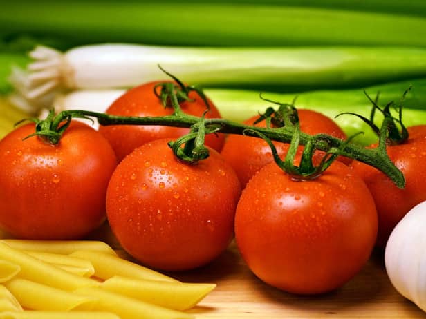 Supermarket tomatoes... another vine mess.