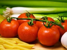 Supermarket tomatoes... another vine mess.