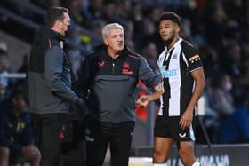 Newcastle manager Steve Bruce speaks to Joelinton. (Photo by Michael Regan/Getty Images)