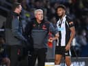 Newcastle manager Steve Bruce speaks to Joelinton. (Photo by Michael Regan/Getty Images)