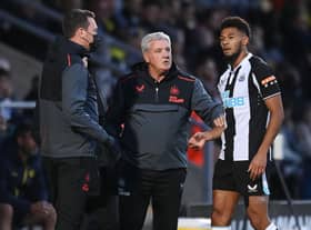 Newcastle manager Steve Bruce speaks to Joelinton. (Photo by Michael Regan/Getty Images)