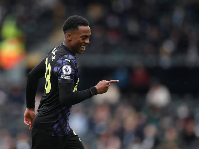 LONDON, ENGLAND - MAY 23: Joe Willock of Newcastle United celebrates after scoring the opening goal during the Premier League match between Fulham and Newcastle United at Craven Cottage on May 23, 2021 in London, England.A limited number of fans will be allowed into Premier League stadiums as Coronavirus restrictions begin to ease in the UK. (Photo by Matthew Childs - Pool/Getty Images)