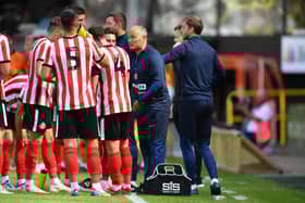 Sunderland boss Alex Neil speaks to his players.