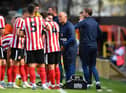 Sunderland boss Alex Neil speaks to his players.