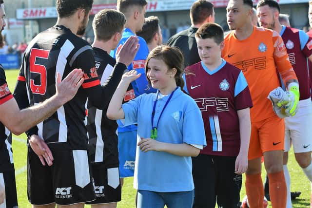 Epinay pupils greet the players at the start of the game.