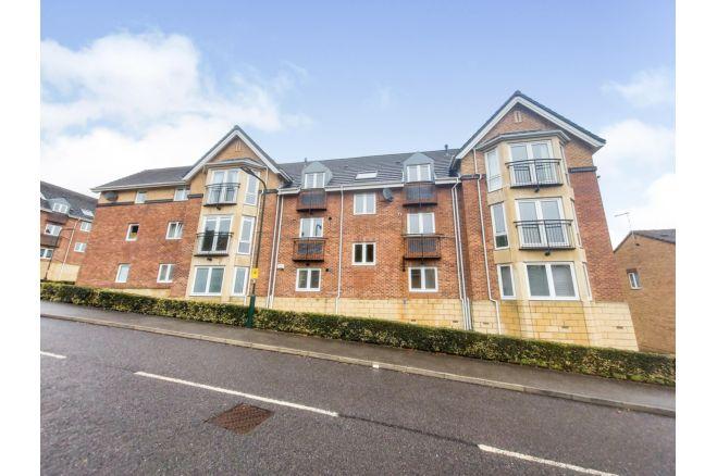This 2 bedroom apartment is on Middlewood Drive East, Middlewood, with an asking price of £145,000.
Purplebricks describes it a spacious first floor apartment, with a stunning dual aspect living room and two double bedrooms.