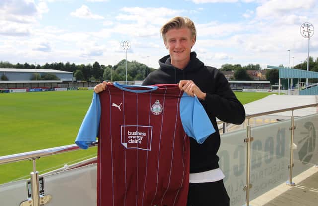 South Shields have signed forward Alex Kempster.