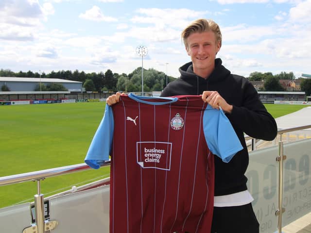 South Shields have signed forward Alex Kempster.
