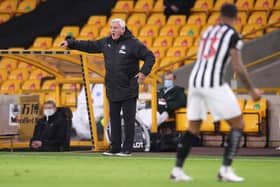 WOLVERHAMPTON, ENGLAND - OCTOBER 25: Steve Bruce, Manager of Newcastle United gives his team instructions during the Premier League match between Wolverhampton Wanderers and Newcastle United at Molineux on October 25, 2020 in Wolverhampton, England. Sporting stadiums around the UK remain under strict restrictions due to the Coronavirus Pandemic as Government social distancing laws prohibit fans inside venues resulting in games being played behind closed doors. (Photo by Alex Pantling/Getty Images)