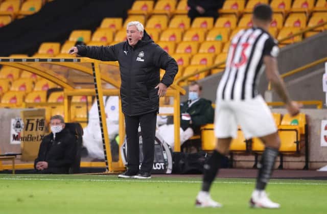 WOLVERHAMPTON, ENGLAND - OCTOBER 25: Steve Bruce, Manager of Newcastle United gives his team instructions during the Premier League match between Wolverhampton Wanderers and Newcastle United at Molineux on October 25, 2020 in Wolverhampton, England. Sporting stadiums around the UK remain under strict restrictions due to the Coronavirus Pandemic as Government social distancing laws prohibit fans inside venues resulting in games being played behind closed doors. (Photo by Alex Pantling/Getty Images)