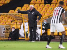 WOLVERHAMPTON, ENGLAND - OCTOBER 25: Steve Bruce, Manager of Newcastle United gives his team instructions during the Premier League match between Wolverhampton Wanderers and Newcastle United at Molineux on October 25, 2020 in Wolverhampton, England. Sporting stadiums around the UK remain under strict restrictions due to the Coronavirus Pandemic as Government social distancing laws prohibit fans inside venues resulting in games being played behind closed doors. (Photo by Alex Pantling/Getty Images)