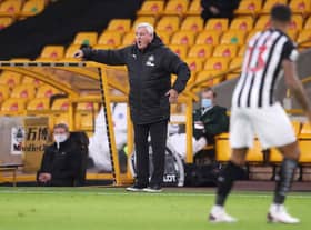 WOLVERHAMPTON, ENGLAND - OCTOBER 25: Steve Bruce, Manager of Newcastle United gives his team instructions during the Premier League match between Wolverhampton Wanderers and Newcastle United at Molineux on October 25, 2020 in Wolverhampton, England. Sporting stadiums around the UK remain under strict restrictions due to the Coronavirus Pandemic as Government social distancing laws prohibit fans inside venues resulting in games being played behind closed doors. (Photo by Alex Pantling/Getty Images)