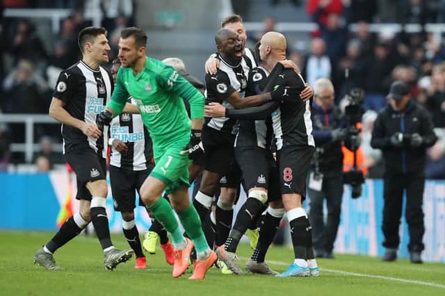NEWCASTLE UPON TYNE, ENGLAND - NOVEMBER 30: Jonjo Shelvey of Newcastle United celebrates with teammates after scoring his team's second goal during the Premier League match between Newcastle United and Manchester City at St. James Park on November 30, 2019 in Newcastle upon Tyne, United Kingdom. (Photo by Ian MacNicol/Getty Images)