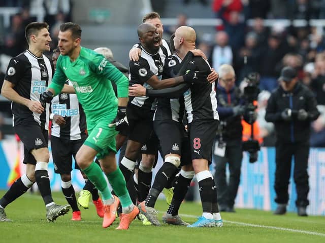 NEWCASTLE UPON TYNE, ENGLAND - NOVEMBER 30: Jonjo Shelvey of Newcastle United celebrates with teammates after scoring his team's second goal during the Premier League match between Newcastle United and Manchester City at St. James Park on November 30, 2019 in Newcastle upon Tyne, United Kingdom. (Photo by Ian MacNicol/Getty Images)