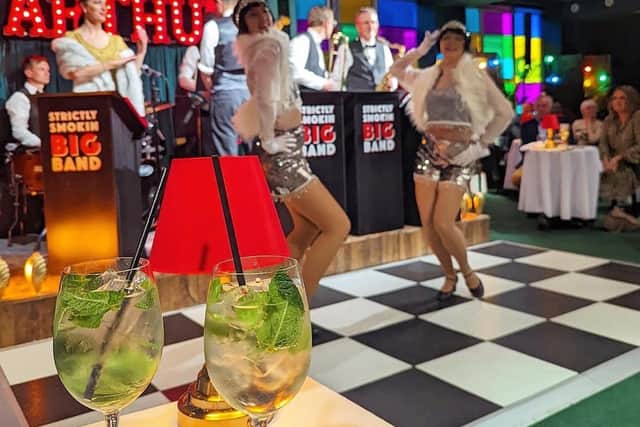 Flapper girls entertained between courses