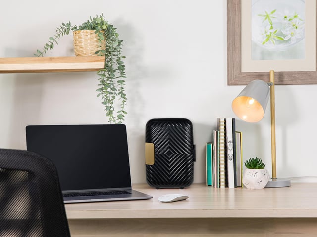 This Russell Hobbs Mini Compact Cooler is designed to fit neatly into smaller spaces making it ideal for your student bedroom. This appliance has 4L of space to fit 6 x 330ml drinks cans, or a few favourite snacks within handy reach.