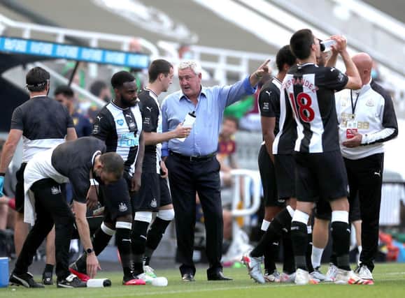 NEWCASTLE UPON TYNE, ENGLAND - JUNE 24: Steve Bruce, Manager of Newcastle United speaks to his team during a drinks break during the Premier League match between Newcastle United and Aston Villa at St. James Park on June 24, 2020 in Newcastle upon Tyne, United Kingdom. (Photo by Lee Smith/Pool via Getty Images)