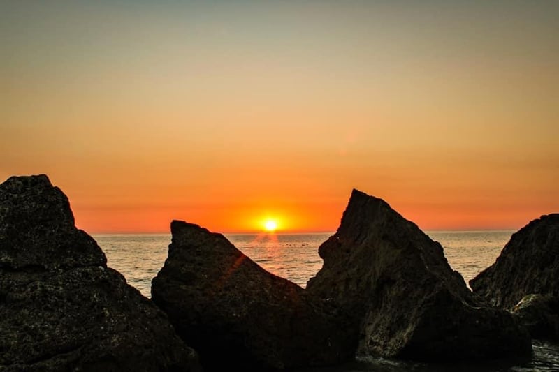 A summer sunrise at the Four Sisters, Trow Rocks.