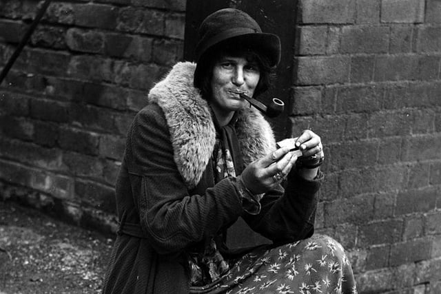 Traveller Ellen Holmes, smoking a pipe in 1936. (Photo by Fox Photos/Getty Images)