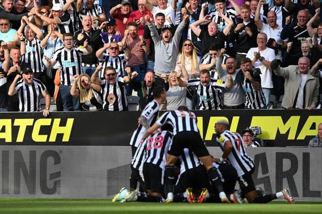 NEWCASTLE UPON TYNE, ENGLAND - AUGUST 21: Fans of Newcastle United celebrate as Kieran Trippier of Newcastle United celebrates with teammates after scoring their side's third goal from a free kick during the Premier League match between Newcastle United and Manchester City at St. James Park on August 21, 2022 in Newcastle upon Tyne, England. (Photo by Stu Forster/Getty Images)