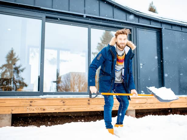 Shovelling snow for 30 minutes burns 200 calories, researchers found (photo: Adobe)