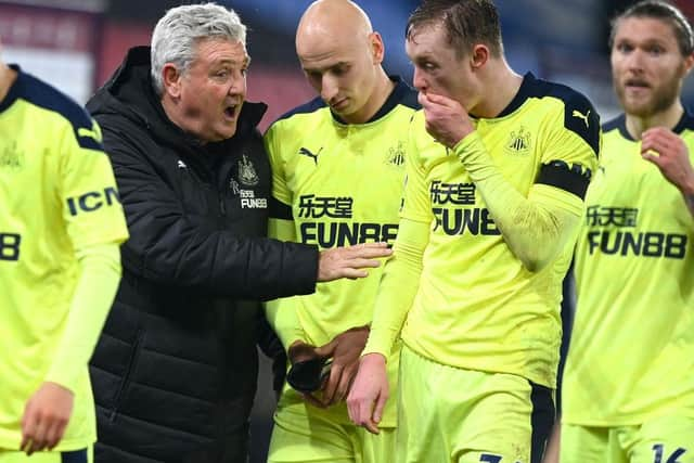 Newcastle United head coach Steve Bruce speaks to Sean Longstaff in November 2020.