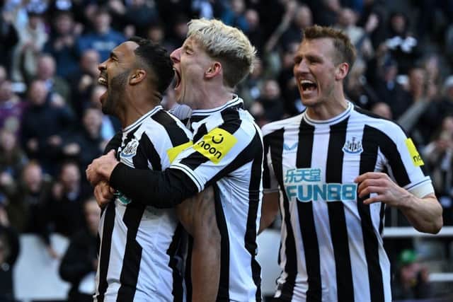 Newcastle United's English striker Callum Wilson (L) celebrates with teammates after scoring their second goal during the English Premier League football match between Newcastle United and Manchester United at St James' Park in Newcastle-upon-Tyne, north east England on April 2, 2023. (Photo by Oli SCARFF / AFP)