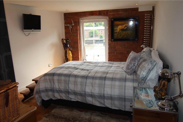 As well as overlooking the river, the master bedroom features walk in wardrobes, chrome spiral radiator and door to family bathroom.

Photo: Rightmove
