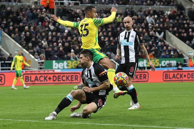 Federico Fernandez challenges Adam Idah.
