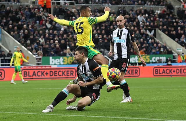 Federico Fernandez challenges Adam Idah.