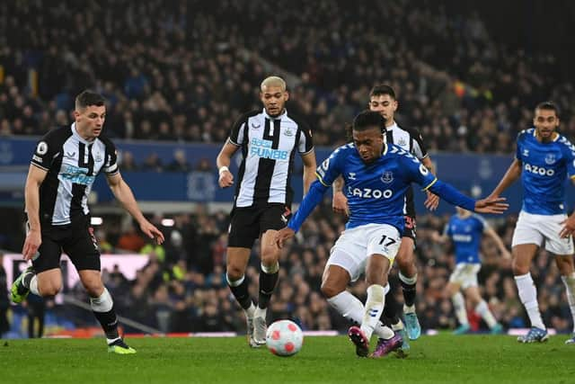 Alex Iwobi scores Everton's winner.