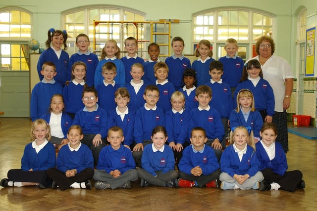 Can you spot someone you know in this classroom line-up from 19 years ago?