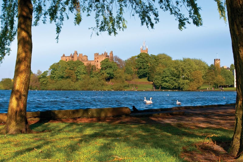For families, or those wanting a shorter walk, Linlithgow Loch offers an easy circular route taking in views of Linlithgow Palace.