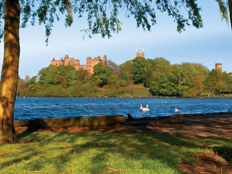 For families, or those wanting a shorter walk, Linlithgow Loch offers an easy circular route taking in views of Linlithgow Palace.