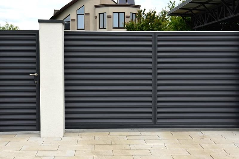Horizontal fencing is a popular garden design trend which can completely transform the look of your outside space, whether it’s for privacy or to add a contemporary look to a garden.